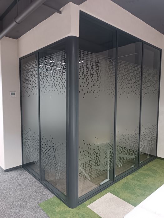 Профессиональный монтажник стекольщик