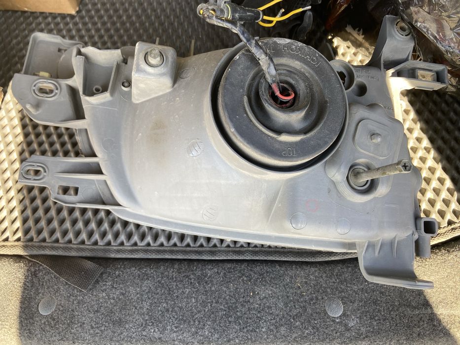 Продам фару на Субару Форестер