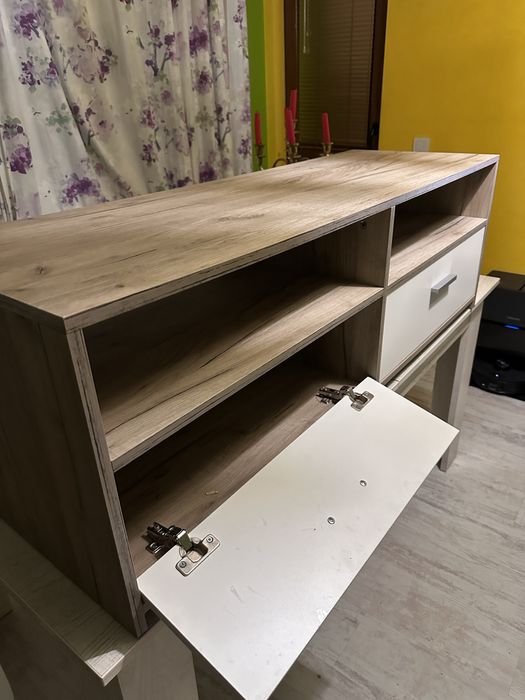 Продавам Тв шкаф