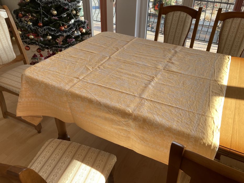 Fata de masa, impecabila, material gros si de caliate