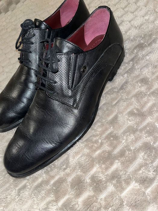 Продават се официални обувки