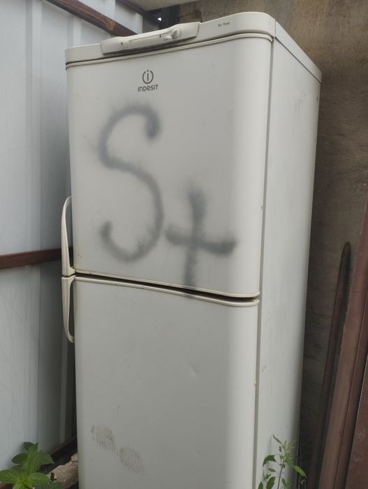 Холодильник Indesit , не рабочий