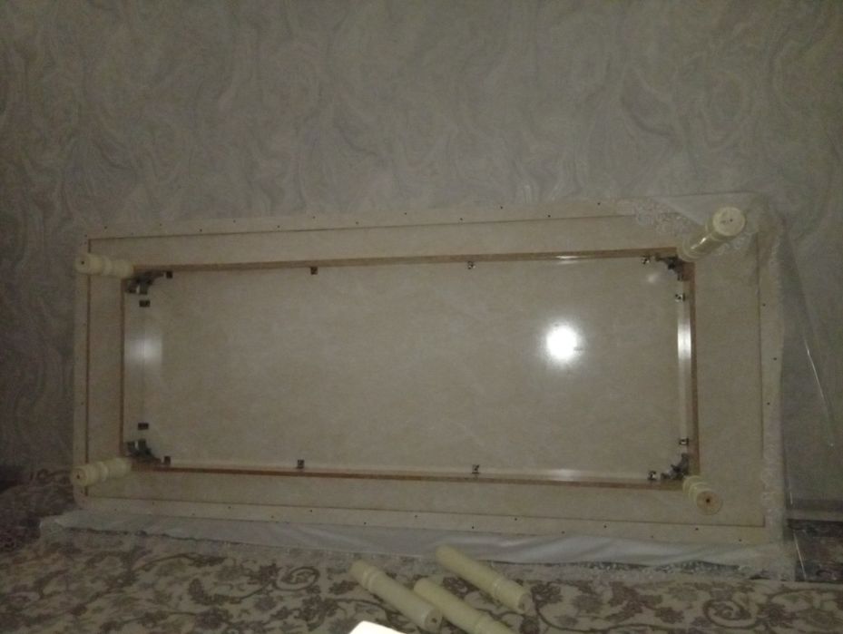 Mehmonxona uchun stol sutul