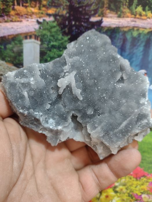 Минералите са   кварц галенид пирит и калцит от родопите