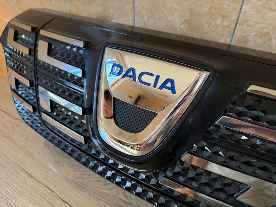 Grila bara fata radiator Dacia Spring originala ca noua - Cod OE 623105273R
