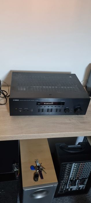 Receiver amplificator Yamaha R N402D, bluetooth, stick, internet radio