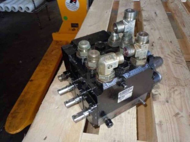 distribuitor hidraulic buldoexcavator caterpillar 428e