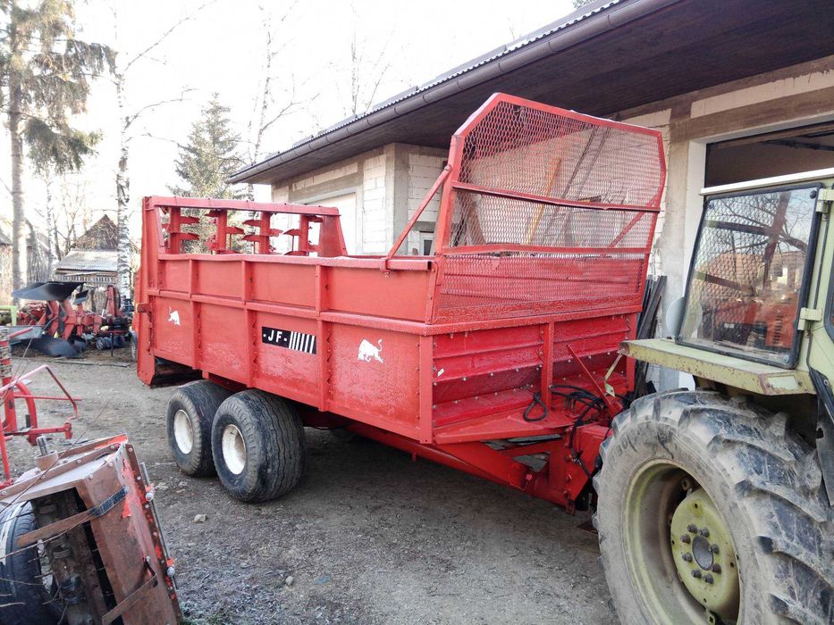 Remorca de împrăștiat gunoi