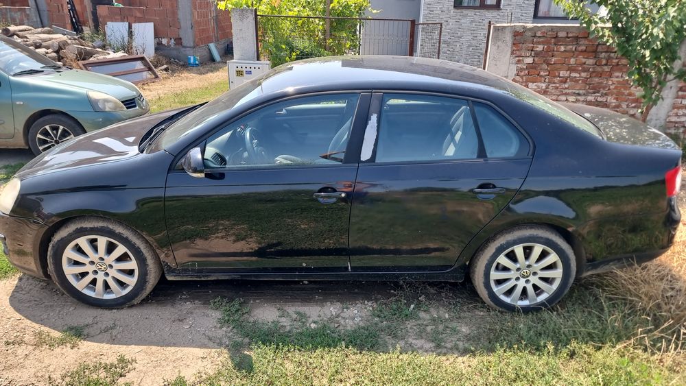 Se vinde Volkswagen Jetta, an de fabricație 2007 motorizare  1.6 Benzină, 105 CP, cutie de viteze manuală. Mașina are la bord  195.000km