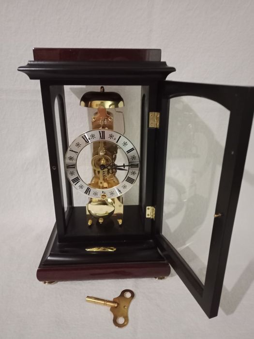 Продам часы подарочные современные