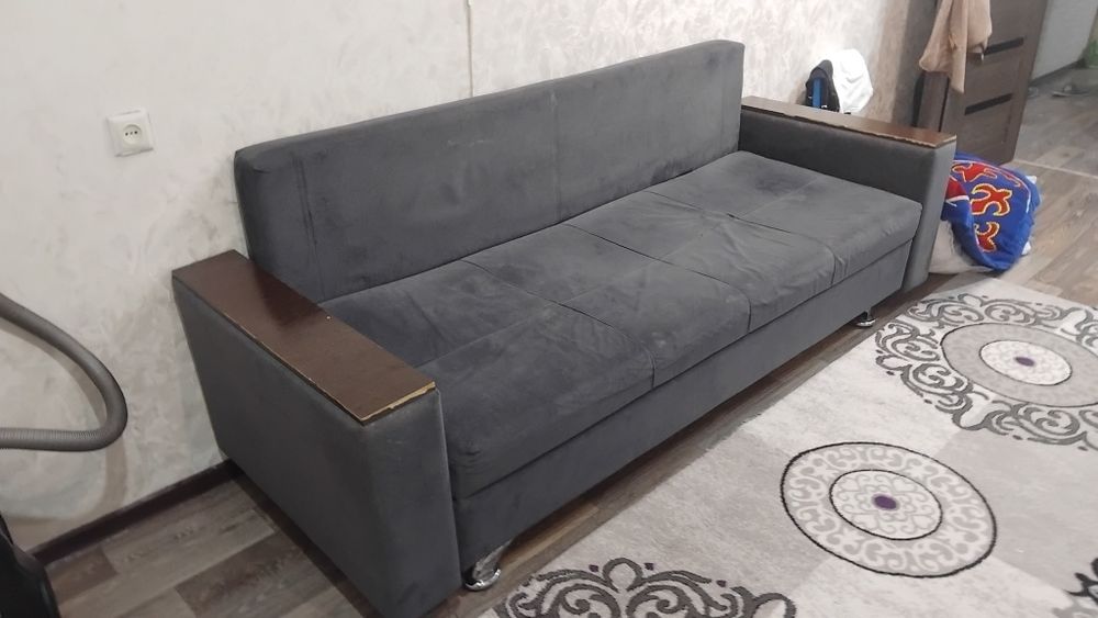 Шкаф для спальни, в придачу диван.