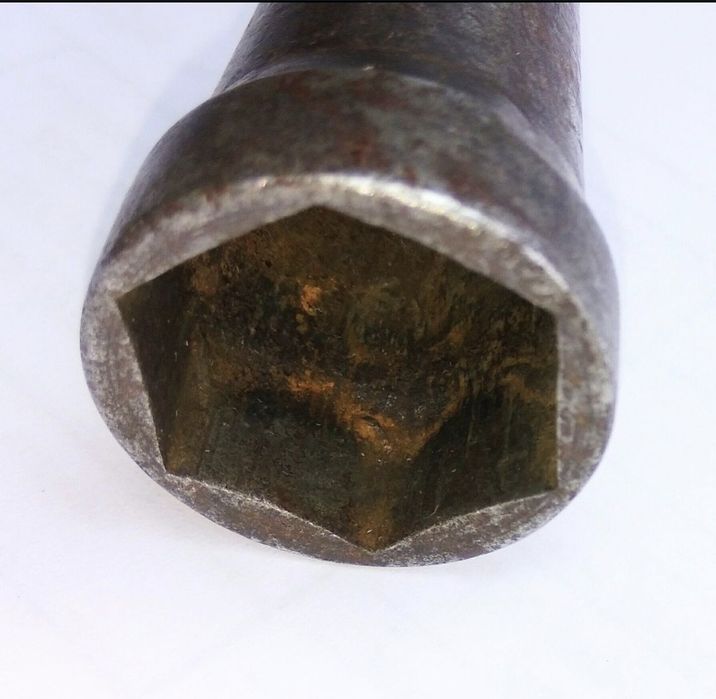 Стари инструменти : чук за коса, менгеме, ключ Гедоре №22, рукан, клин