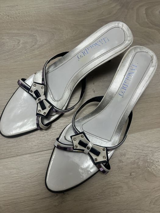 Босоножки на низком каблуке