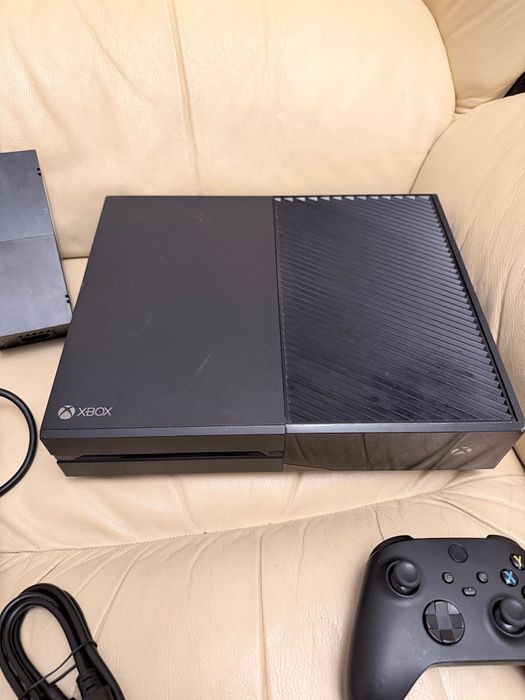Xbox One черен + контролер