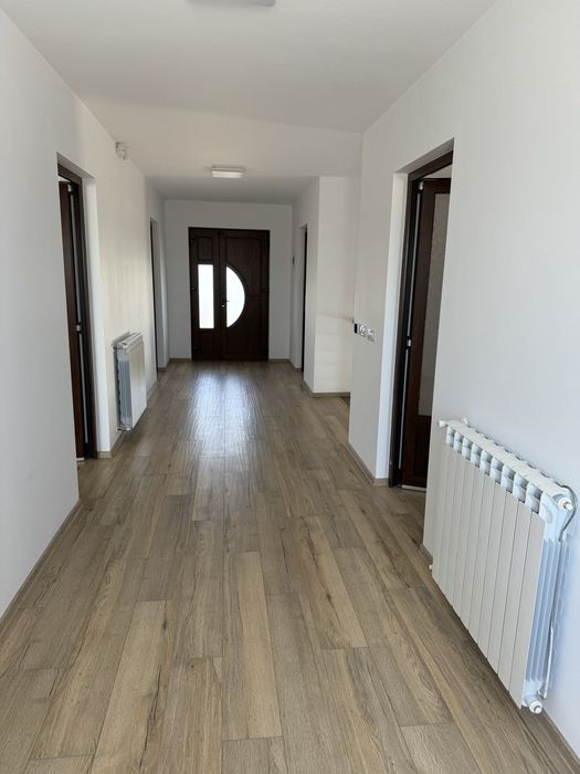 Se inchiriaza etajul 1 (4 camere) al unei cladiri cu parcare