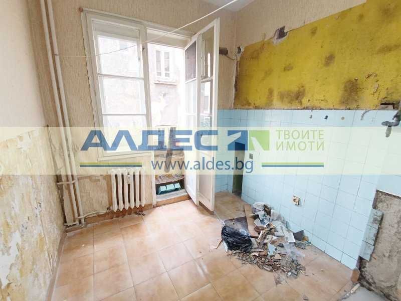 Продава се Тристаен апартамент в София, Център - 55 кв.м за 4521 €/кв.м - Снимка #12