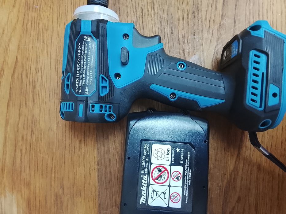 Autofiletanta impact Makita DTD171  cu o baterie de 6a Nou