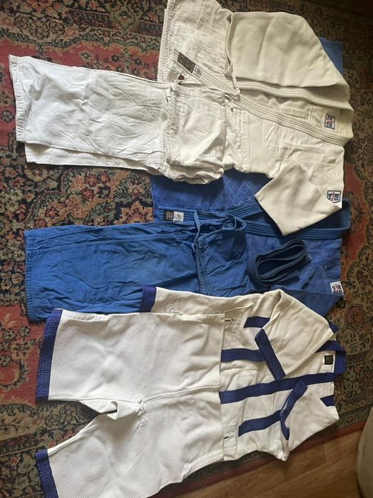 Продаются кимоно.