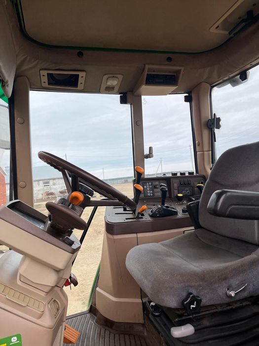 John Deere трактор