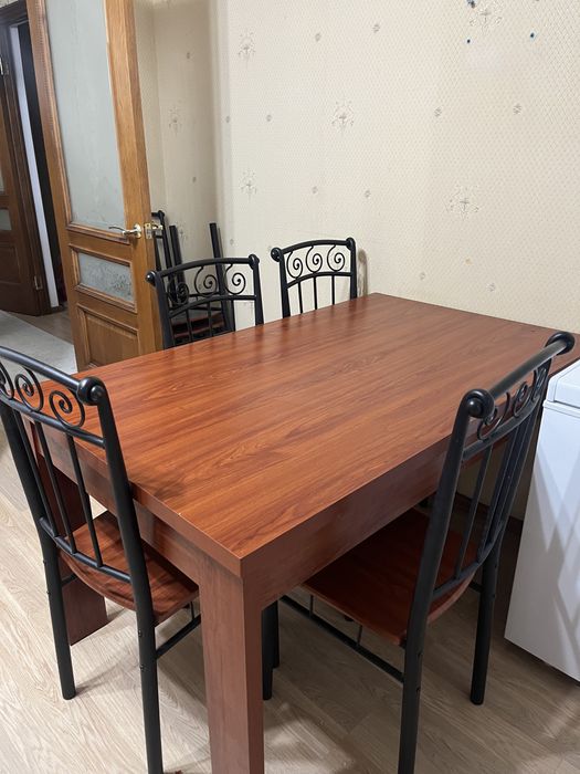 Стол стульясымен сатылады.