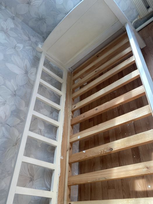 Кровать деревянная