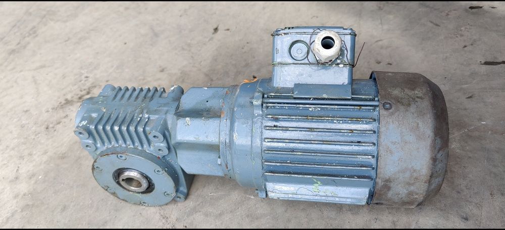 Motor electric trifazat cu reductor, 0.37kW 52rpm 380V