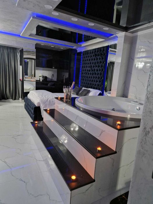 Regim hotelier cu Jacuzzi in camera si oglinda deasupra patului