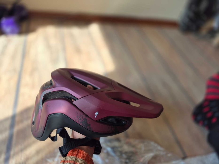 продавам нови каски  с MIP система Specialized Oakley Smith