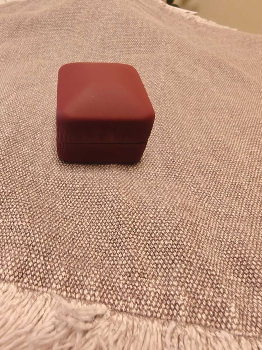 Златни обеци - елегантни с червен кристал