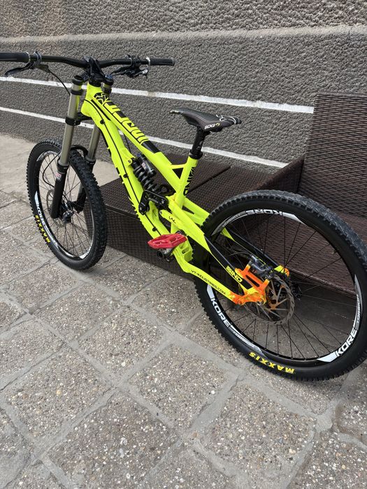 YT  Donwnhill bike