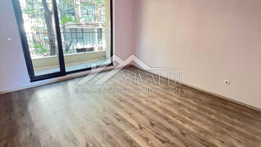 Продава се Четиристаен апартамент в Варна, Център - 180 кв.м за 1970 €/кв.м - Снимка #1