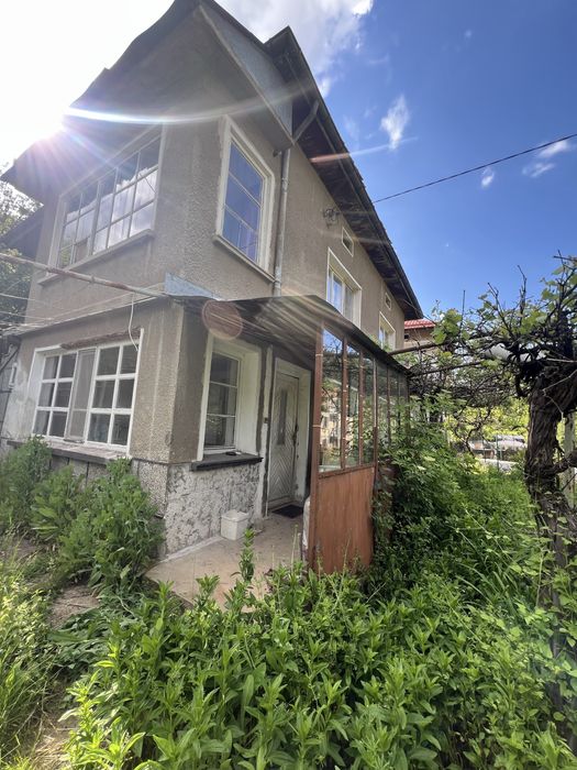 Продавам къща с.Чурек област София