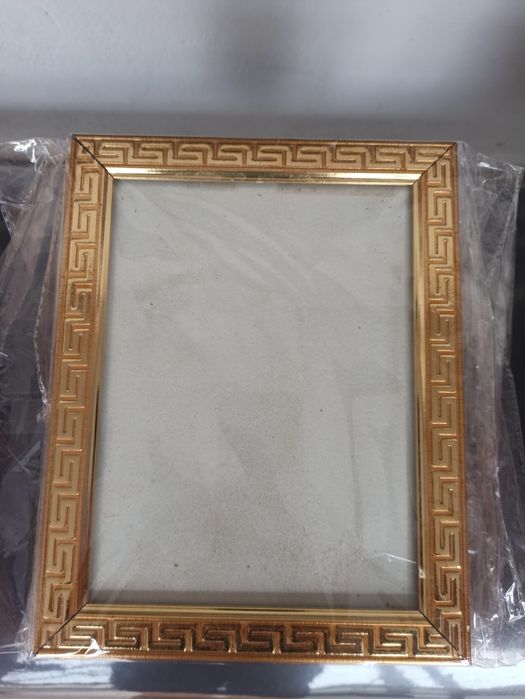 Продаётся A5 рамка для фото новая размеры  15/20 см

Новая 

Стоимость