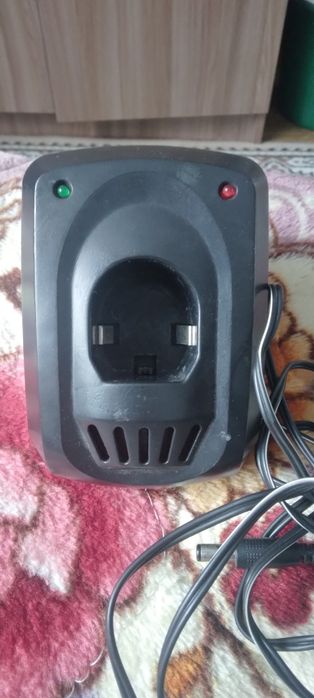 Продам зарядное устройство на шрупаверт