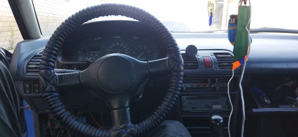 Мазда 323 F машина автомабиль