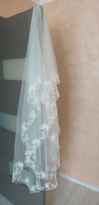 Vând Rochie de mireasa A line cu șliț    72 kg  160cm