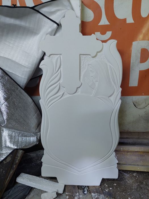 Cruci realizate din praf de marmură, mozaic de marmură, ciment alb.