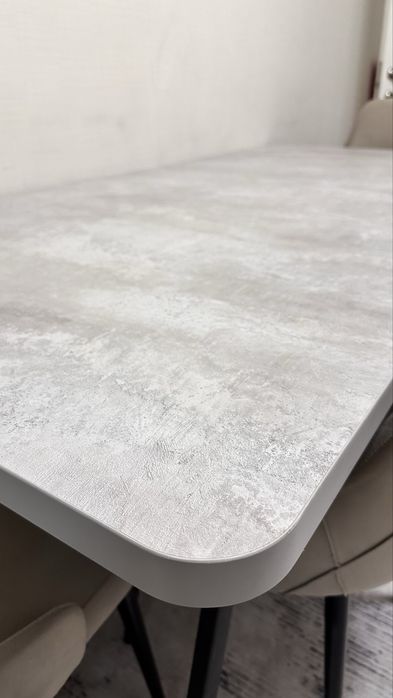 Продам кухонный стол со стульями