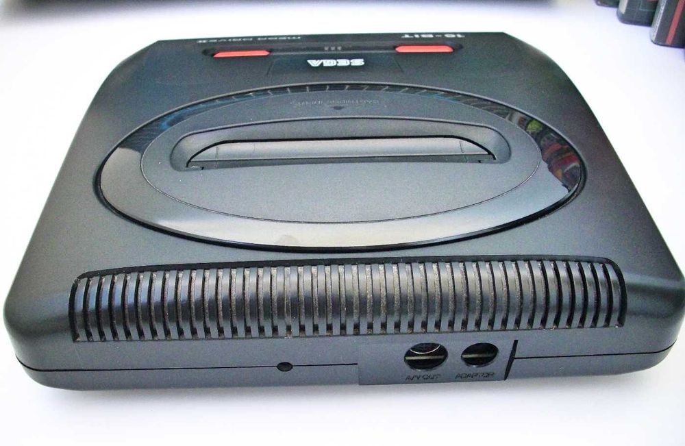 Конзола SEGA Mega Drive II  16-bit оригинал  комплект с  игри