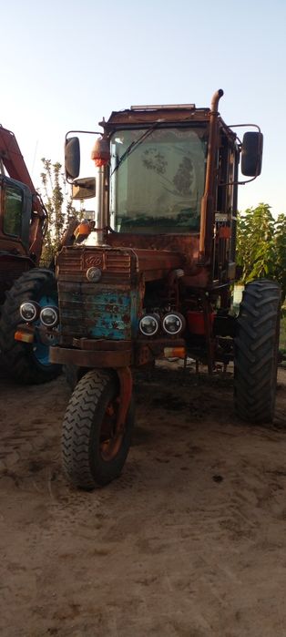 T-28 traktor sotiladi.