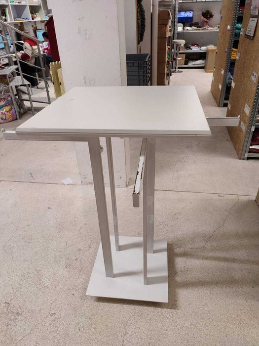 Метална въртележка за дрехи с плот