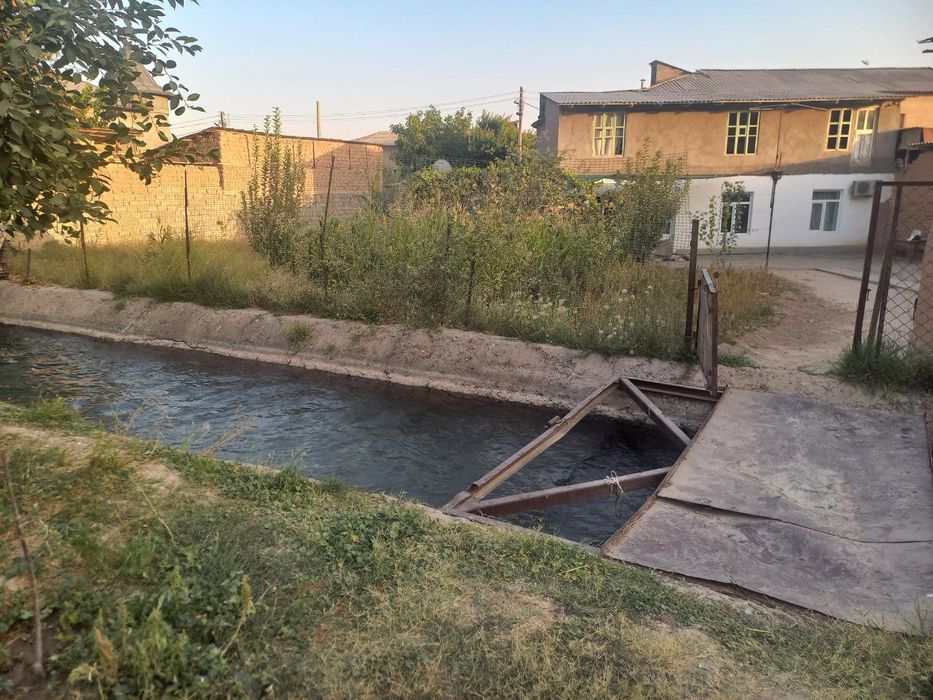 Uy sotiladi Qibray uzumzor mahallasida