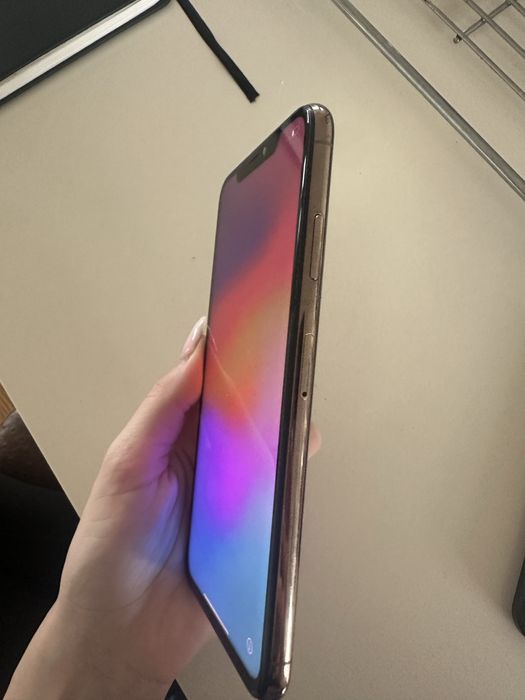Iphone Xs Max  400 lei,are o mica zgarietura in colt