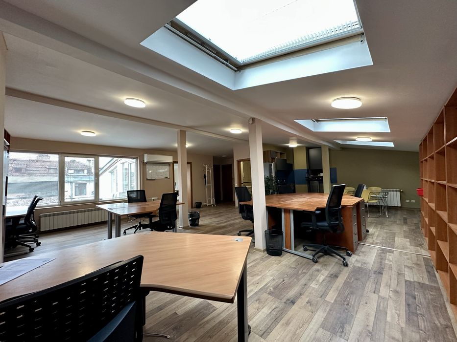 Офис под наем, център, след ремонт