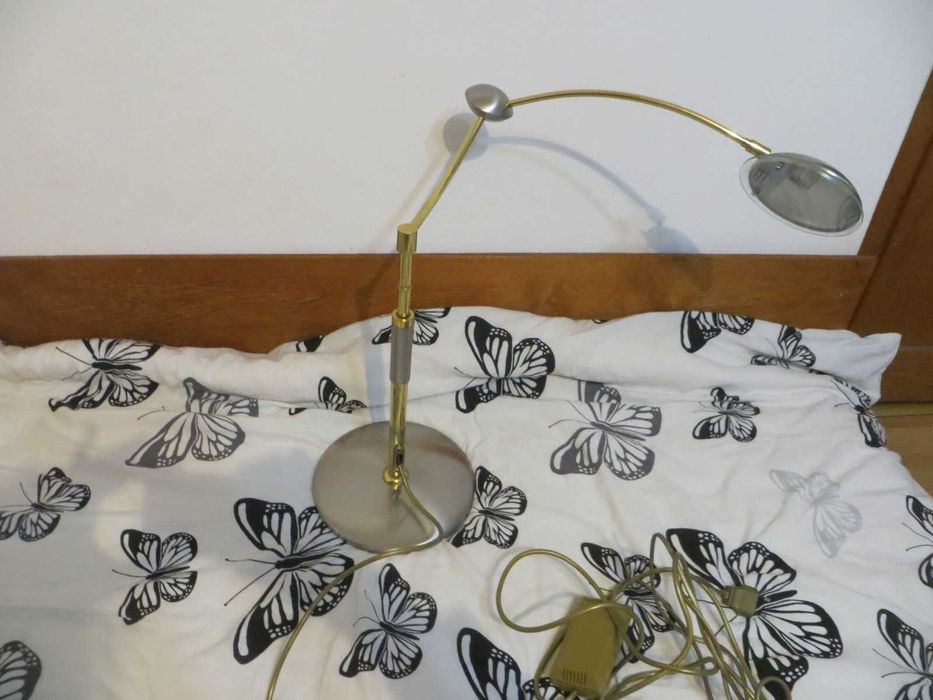 Масивна регулируема настолна лампа с въртящо рамо