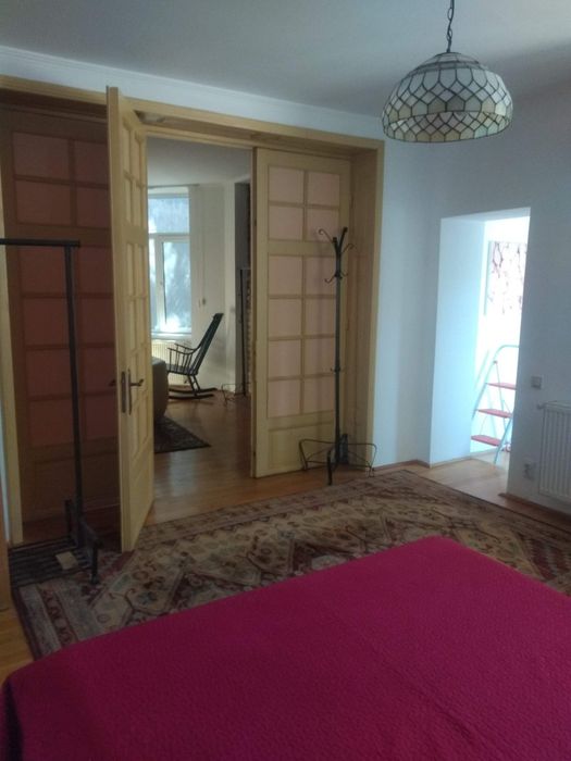 Vând apartament in vilă