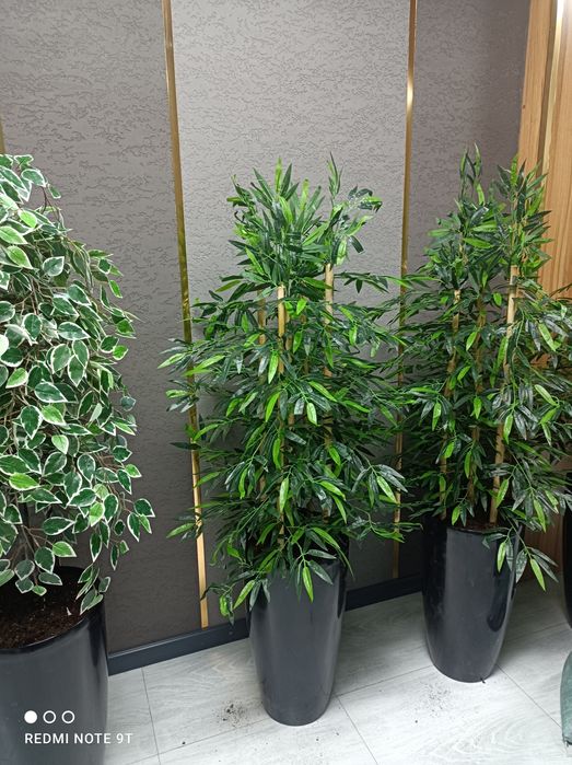 Перечисленные искусственный цветы и деревья