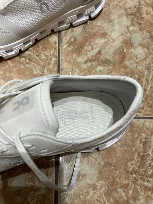 Чисто нови бели маратонки On Cloud, размер 43