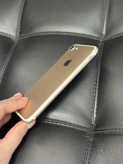 Продаю Iphone 7 золотой