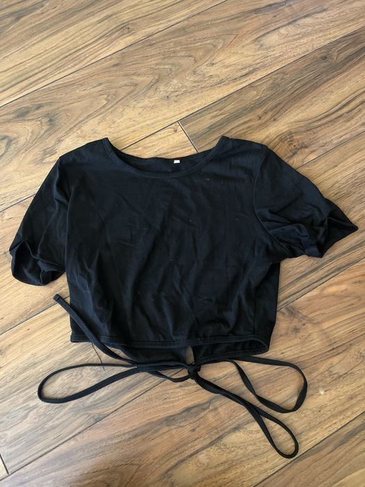 Черна блуза с връзки кроп топ